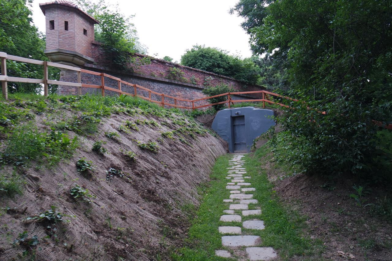 Auberge de jeunesse 10-Z Bunker à Brno Extérieur photo