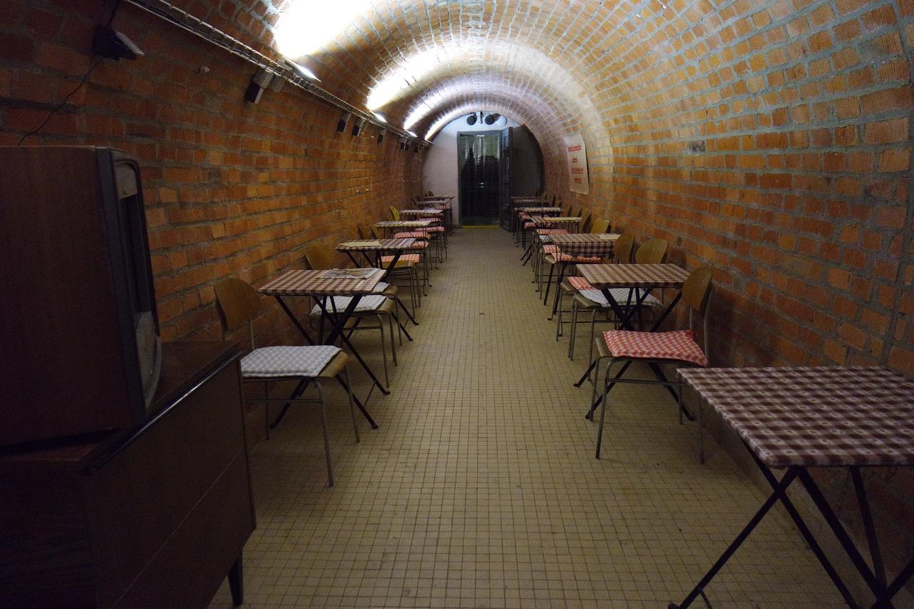 Auberge de jeunesse 10-Z Bunker à Brno Extérieur photo