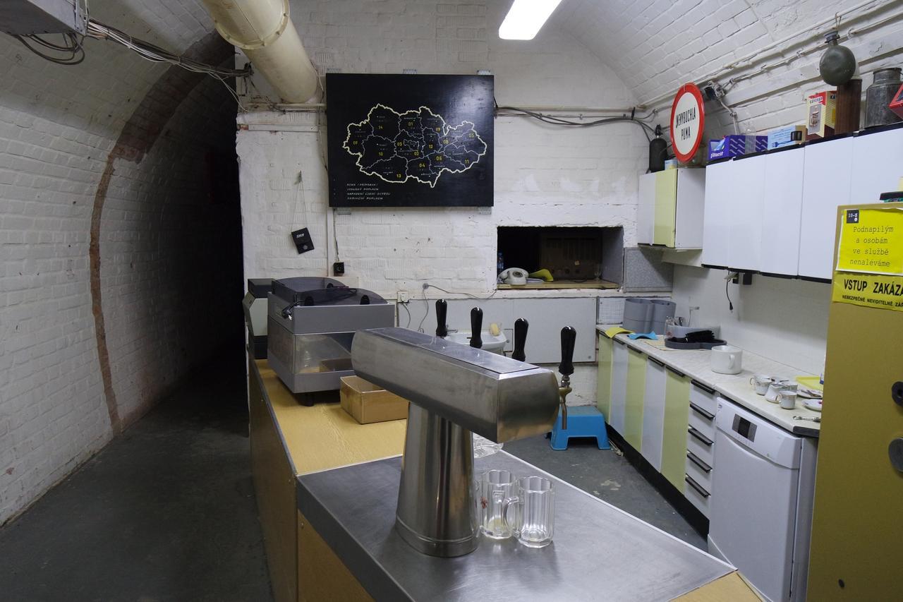 Auberge de jeunesse 10-Z Bunker à Brno Extérieur photo